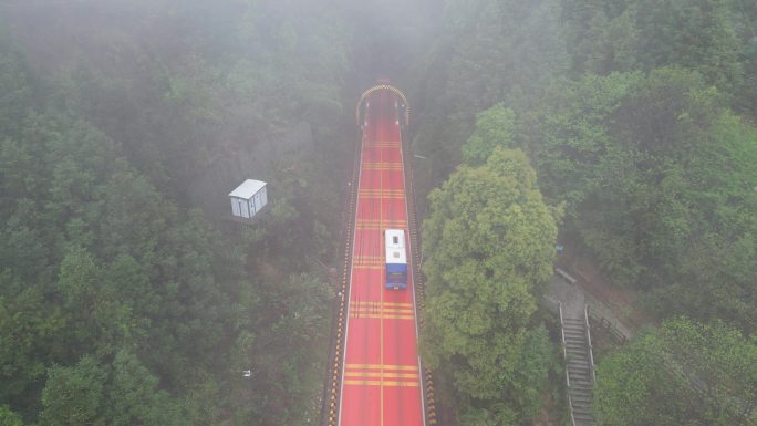 俯瞰网红隧道车流  神仙岭隧道