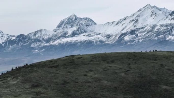 用无人机的长焦镜头拍摄雪山