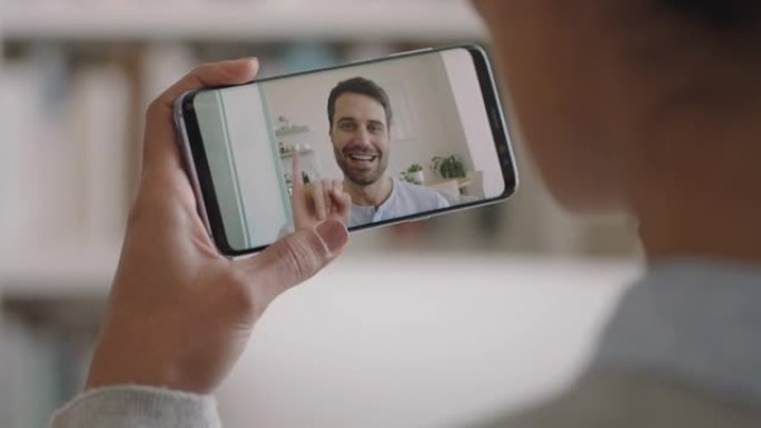 使用智能手机与聋哑男友视频聊天的年轻女子使用手语手势交流，享受在线交流4k镜头