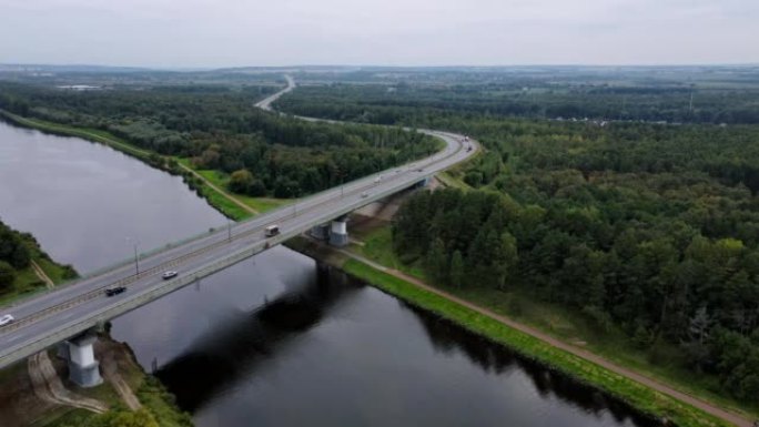 过河公路的鸟瞰图过河公路