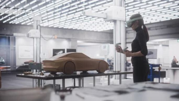 女性汽车设计师戴着虚拟现实耳机，使用控制器在由橡皮泥造型粘土制成的概念车上工作。在VR中工作的才华横