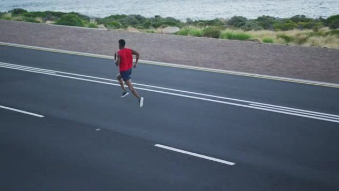 非裔美国男子在沿海公路上户外运动