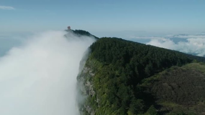 天堂中的寺庙无人机航拍云雾