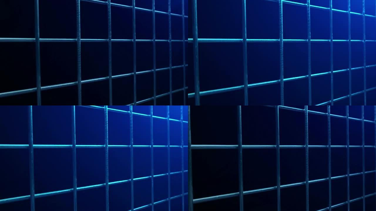 金属栅栏上闪烁的蓝光-监狱，工业