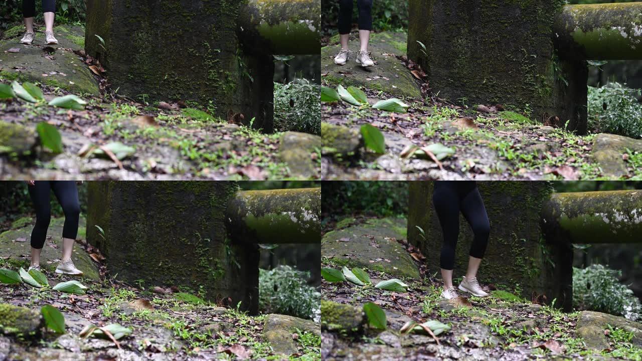 一名亚裔华裔女子双腿行走丛林雨林远足径