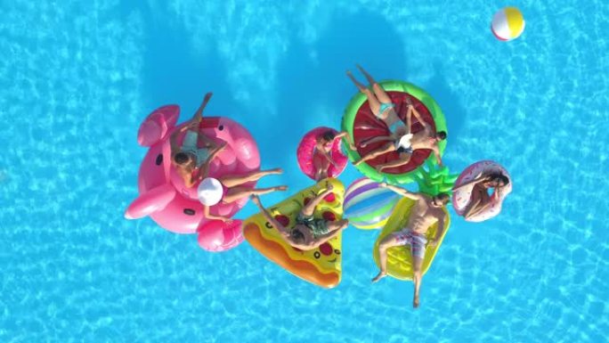空中: 开朗的年轻游客在凉爽的泳池派对上度过炎热的夏日。