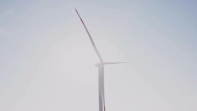 乡村阴天的风力涡轮机