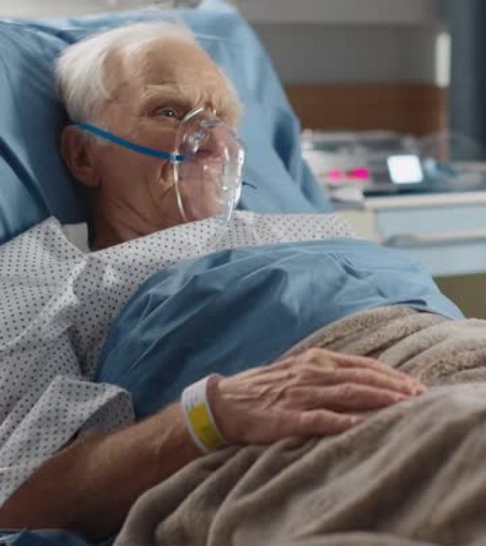 垂直屏幕。医院病房: 老人戴氧气面罩躺在床上休息，病后完全康复，手术成功。老人回忆自己的家人，朋友，