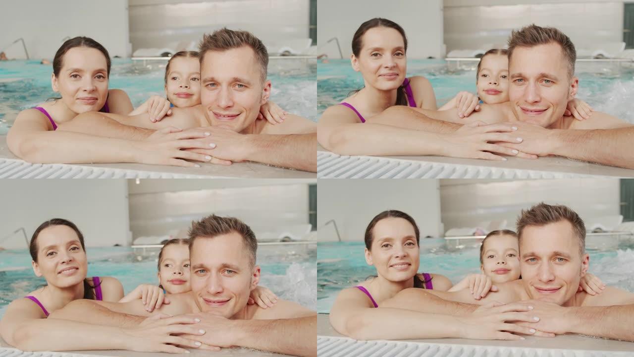 泳池水中的家庭肖像