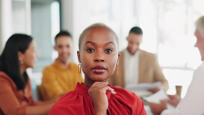 面对，领导和黑人妇女在办公室开会，以制定市场营销，广告或销售策略。具有远见，使命和成功心态的首席执行