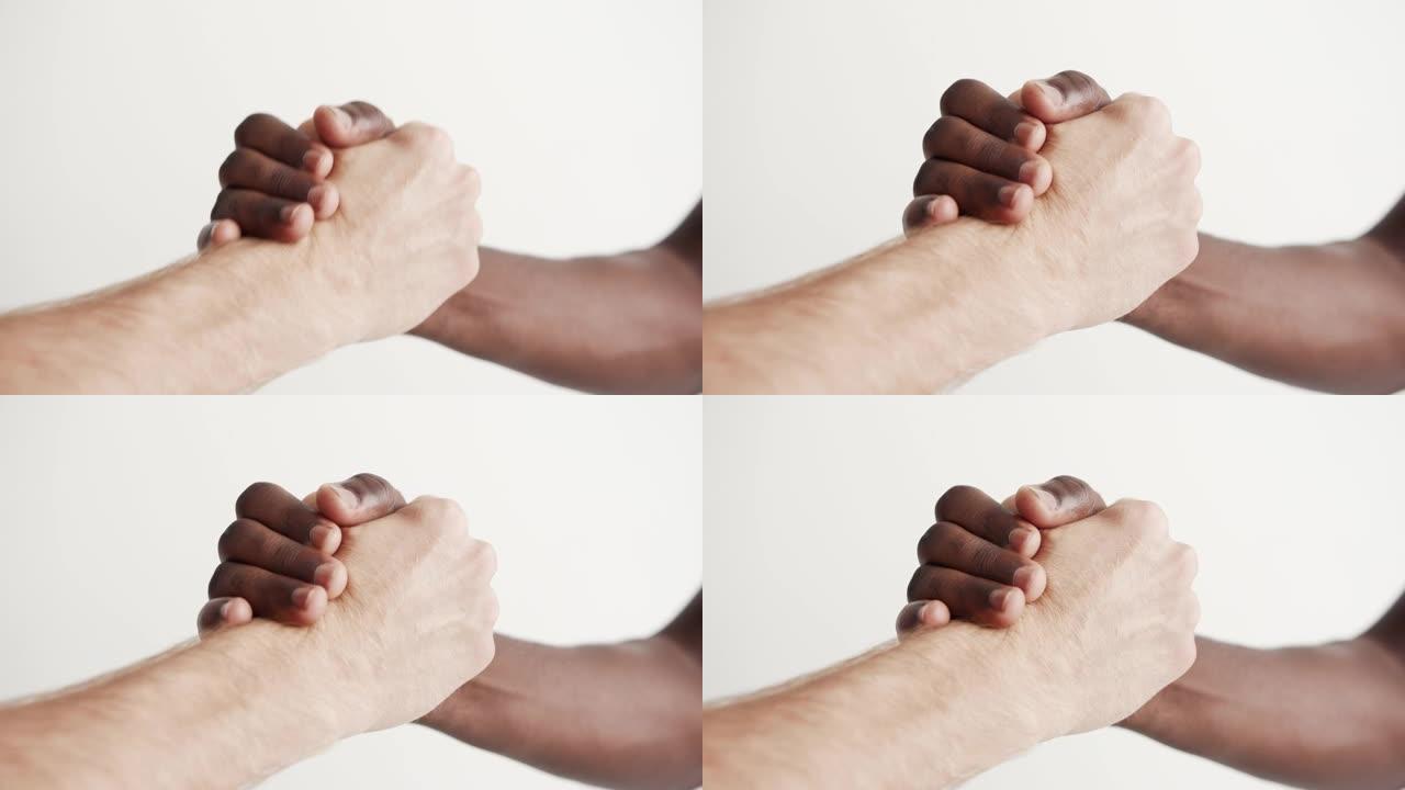 两个多民族朋友的特写强烈握手。合作和跨种族友谊的概念。多元文化和国际社会。跨国千禧一代给予Arm 4