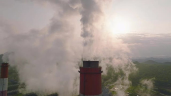 早上日出时，烟熏烟囱空气污染的化工厂鸟瞰图。环境问题，工作中的世界无人机视图概念。与阿尔法香奈儿。