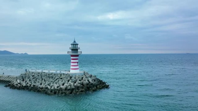 海边灯塔的鸟瞰图地标建筑大海景色流动海水