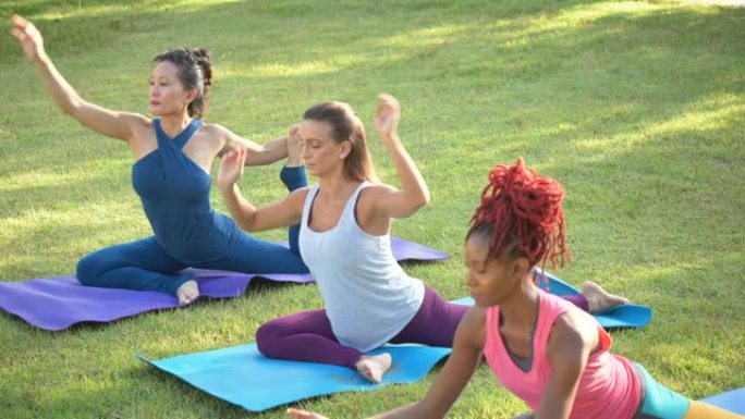 三个女人在户外练习瑜伽，王鸽姿势