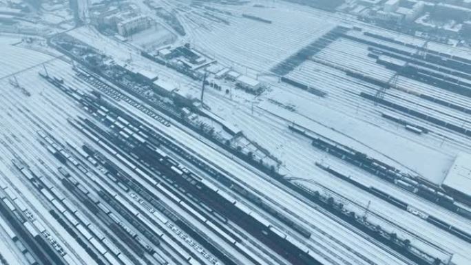 货运列车下雪的鸟瞰图