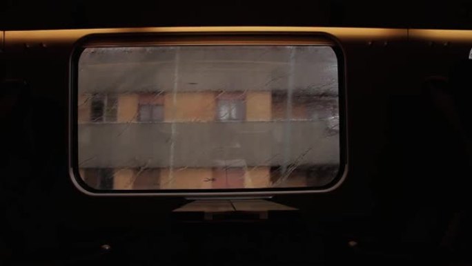 在意大利冠状病毒危机期间，罗马在雨中行驶的火车上空荡荡的旅行车的内部视图。4k分辨率。