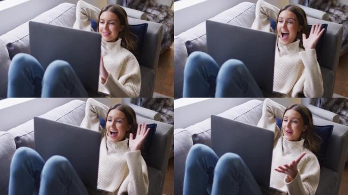 女人在家里的笔记本电脑上进行视频聊天