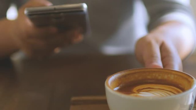 女人喝咖啡，在咖啡馆用手机