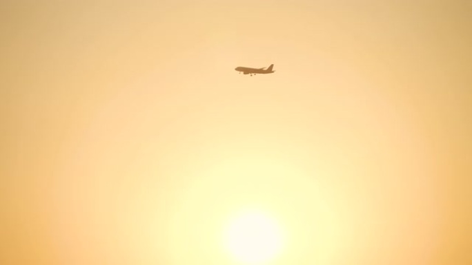 飞机降落在机场前的天空和日出