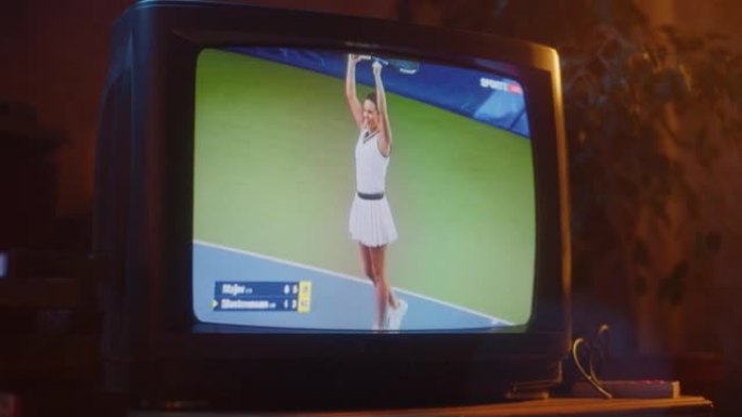 通过直播体育网球比赛来关闭过时的电视屏幕的镜头。白衣女运动员进球。怀旧复古90年代技术概念。