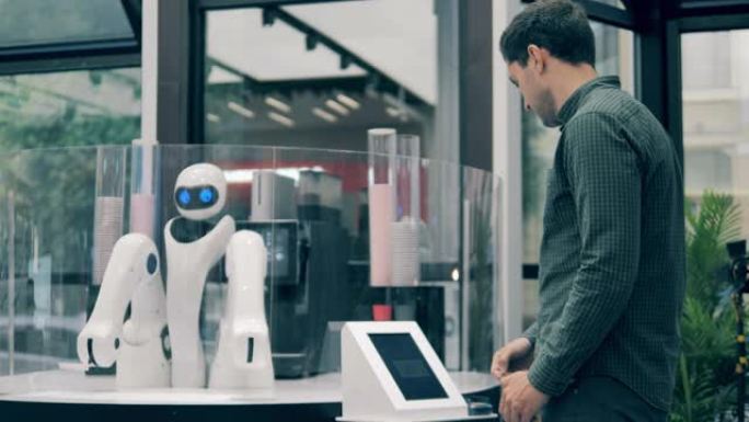 一个男人正在订购咖啡，一个机器人正在为他服务