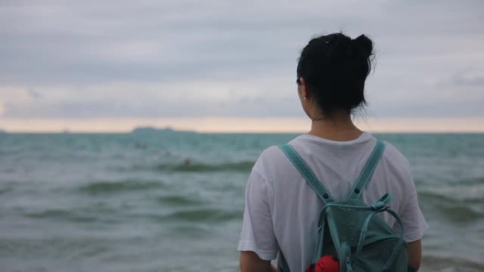 孤独的年轻女子看海