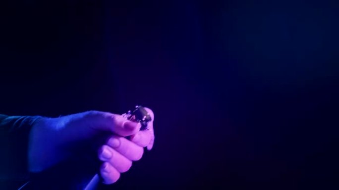 男子在派对上开酒