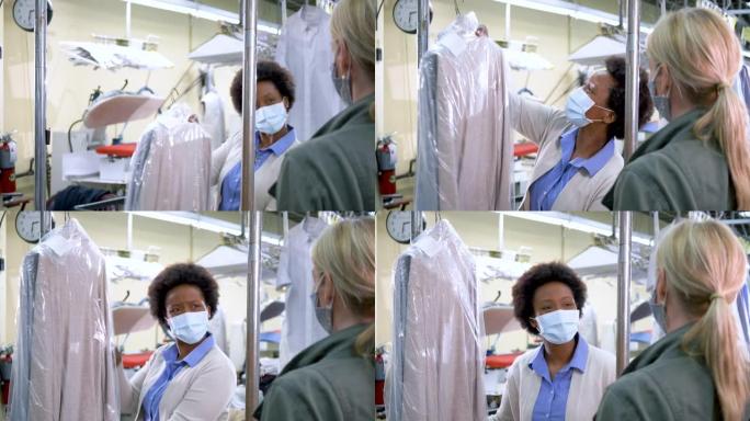 干洗店的非裔美国妇女帮助客户