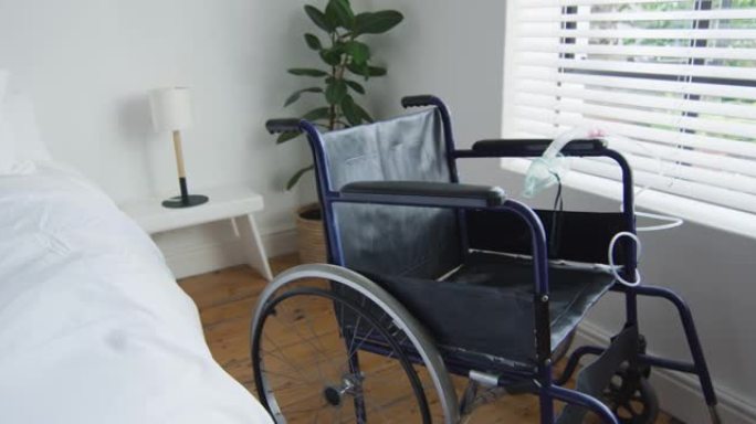 残疾人空轮椅和卧室氧气呼吸面罩
