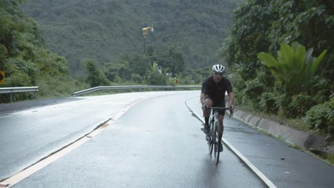 亚洲青年男子骑自行车公路旅行