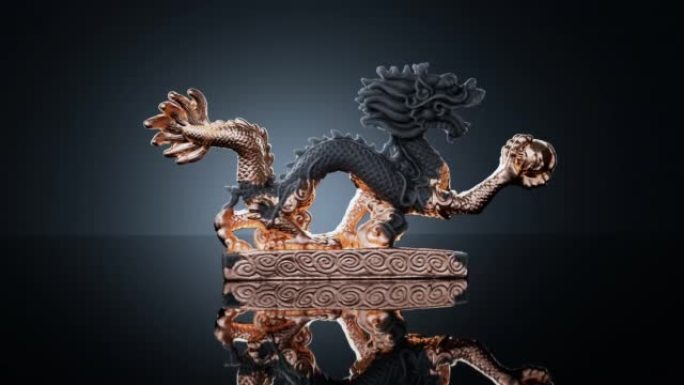 黑色背景下的黑色桌子上的中国金龙小雕像，被一束光照亮