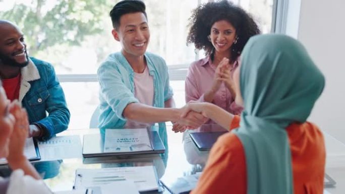 握手，成功或快乐的员工在办公室达到kpi目标，奖金成就或销售目标。穆斯林，黑人妇女或黑人男子与日本工