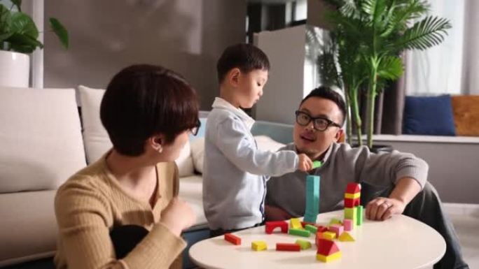 妈妈、爸爸和男婴玩积木