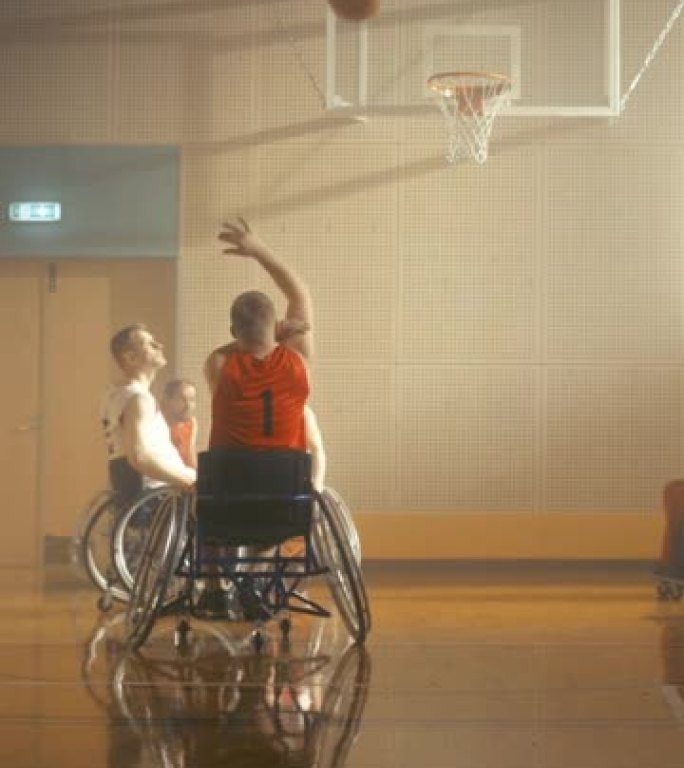 垂直视频。轮椅篮球比赛: 职业球员比赛，运球，传球，射门和进球。庆祝残疾人。时尚的电影慢动作