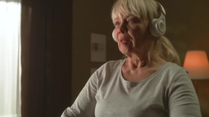 老年妇女在有氧运动中听音乐