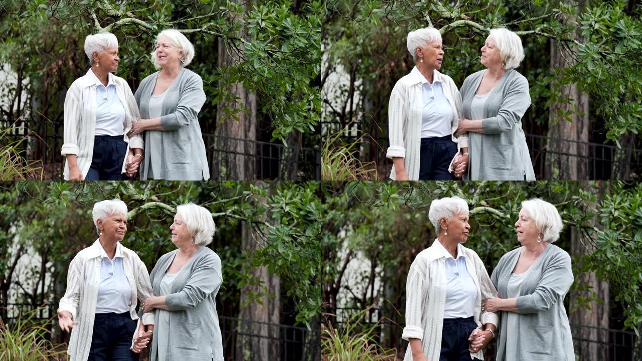老年妇女在后院散步，聊天
