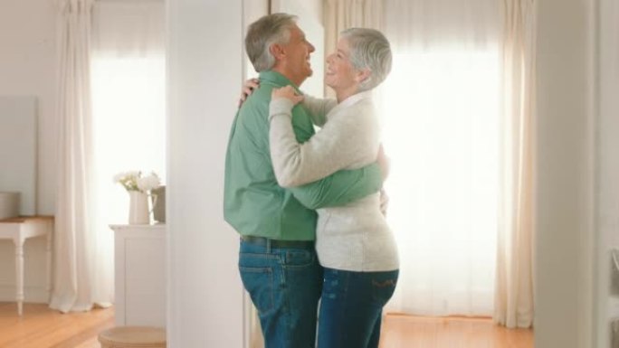幸福的高级夫妇，退休并在爱情中跳舞，在家里的幸福中照顾和结合。老年退休男女在甜蜜的欢乐浪漫中分享舞蹈