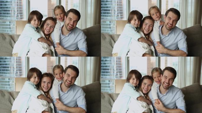 有小孩的美丽幸福家庭摆姿势拍照