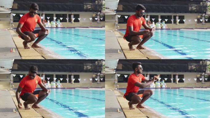 亚洲印度救生员游泳池测试套件正在游泳池中使用的水氯水平