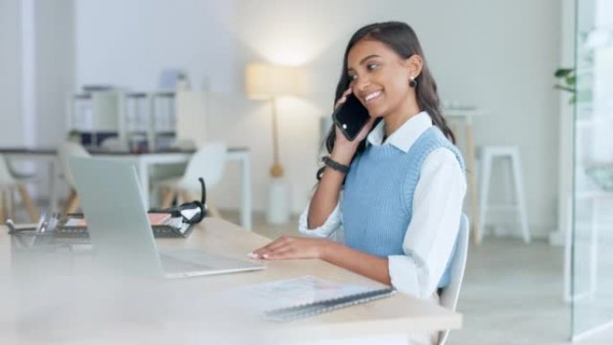 年轻的女商人在办公室里与客户通话。时尚营销专业人员在预定的时间，使用在线应用程序进行联网。企业家在工