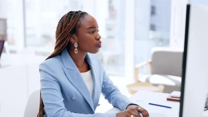 办公室，工作和黑人妇女在计算机思维和专注于南非公司的在线商业报告。数字营销、网络和女性致力于广告活动