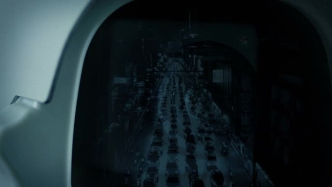 在CCTV镜头中看到夜间交通拥挤的城市道路