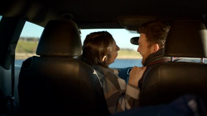 幸福与你在一起情侣在车内亲吻