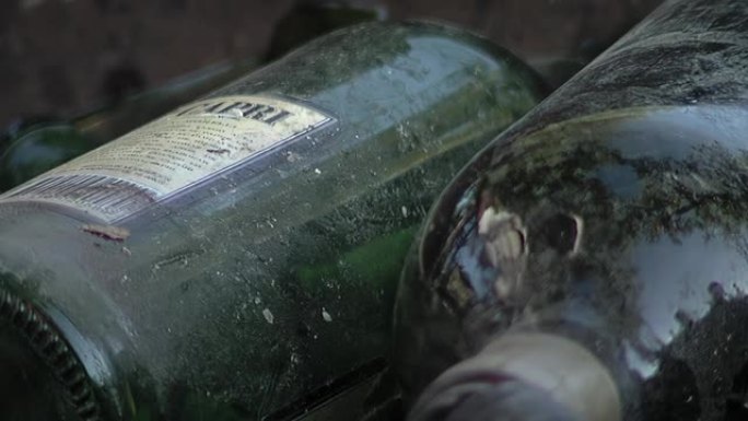 玻璃工厂押金中回收的碎酒瓶。特写。