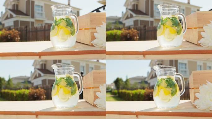 户外玻璃水器中的柠檬水