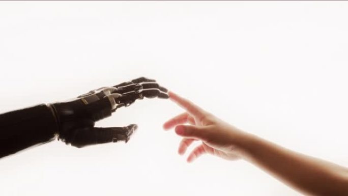 人形机器人手臂接触儿童的手。人类和人工智能统一。下一代拥抱技术，接触。受米开朗基罗创作亚当的启发