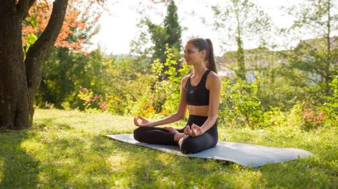 身体意识强的女人保持健康，在户外练习冥想