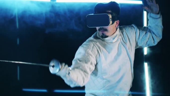 男击剑手正在进行虚拟训练。虚拟现实，增强现实游戏概念。