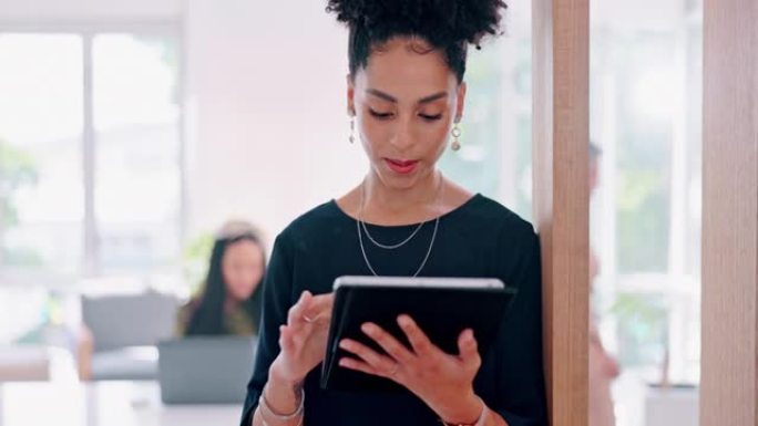 平板电脑，研究和创新，一名商业黑人妇女在她的办公室在互联网上进行搜索。数据、营销和应用程序，女性员工