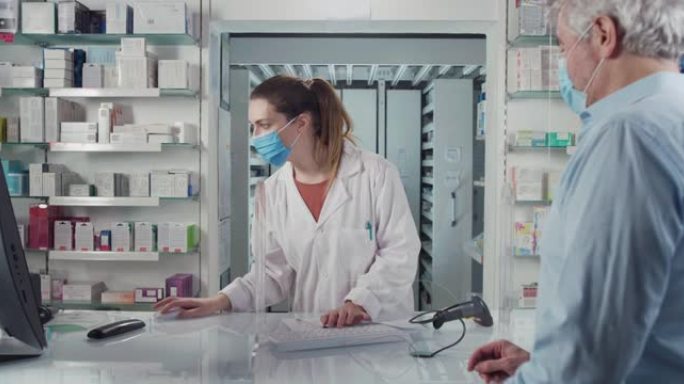电影镜头中，一名专业的女药师在药房里微笑着把处方药递给病人。药房、药品、保健、药房、援助的概念。